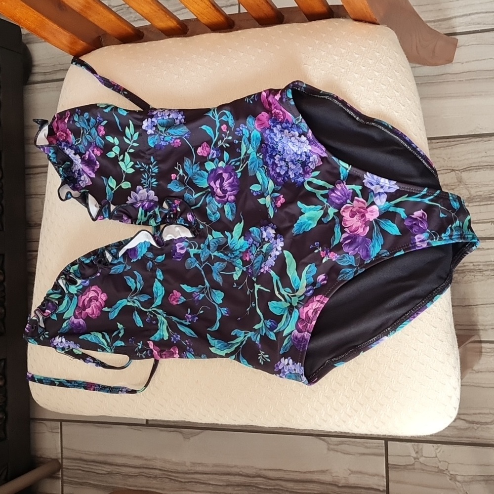 ONE - PIECE BATHING SUIT
